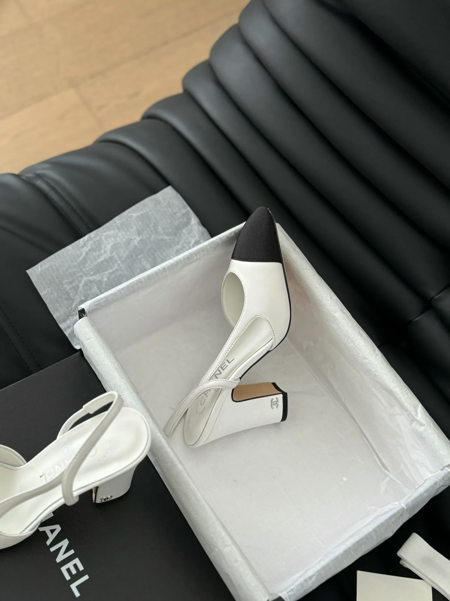 👟👟Ex-factory price 500👟👟 Purchasing-grade Chanel classic slingback sandals. We have been making this model for the past few years. This year we will re-purchase the version and make a detailed copy again. I found that the upper lines and body comfort of the new version have been slightly adjusted! The brand won't say anything because the overall appearance difference is not big and it doesn't affect wearing. All colors now produced are produced according to the latest styles! What you buy is the latest classic model from the counter, made of imported mixed sheepskin surface material, imported mixed sheepskin, and Italian imported cowhide leather soles! High heels 6.5cm Size:35-39 Other sizes can be customized